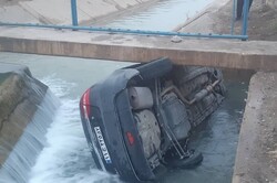 سقوط خودروی جک در کانال آب در اصفهان