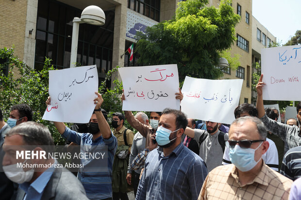 دانشجویان دانشگاه صنعتی امیر کبیر  ظهر امروز سه شنبه ۶ اردیبهشت ۱۴۰۱ در حمایت از مردم مظلوم فلسطین شعار دادند
