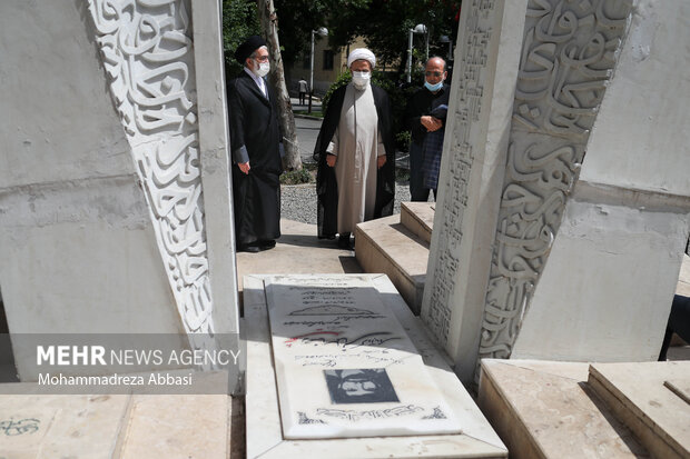 حجت الاسلام علیرضا پناهیان در انتهای تجمع دانشجویان دانشگاه صنعتی امیر کبیر در حمایت از مردم مظلوم فلسطین در حال قرائت فاتحه بر سر مزار شهدای گمنام در دانشگاه صنعتی امیر کبیر است