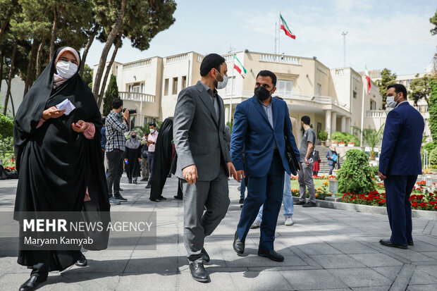 عیسی زارع پور وزیر ارتباطات و علی بهادری جهرمی سخنگوی دولت در حاشیه جلسه هیئت دولت حضور دارند