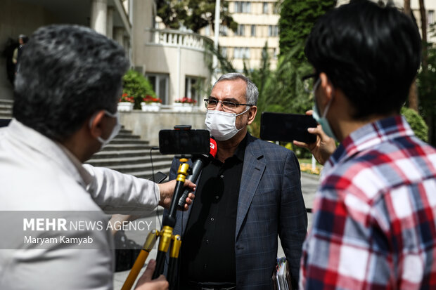 بهرام عين اللهي وزیر بهداشت در حاشیه جلسه هیئت دولت در حال پاسخگویی به سوالات خبرنگاران است 