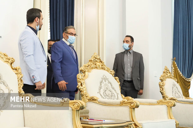 علی شمخانی، دبیر شورای عالی امنیت ملی کشور در حال ورود به سالن محل دیدار با محمد حلبوسی رئیس پارلمان عراق است