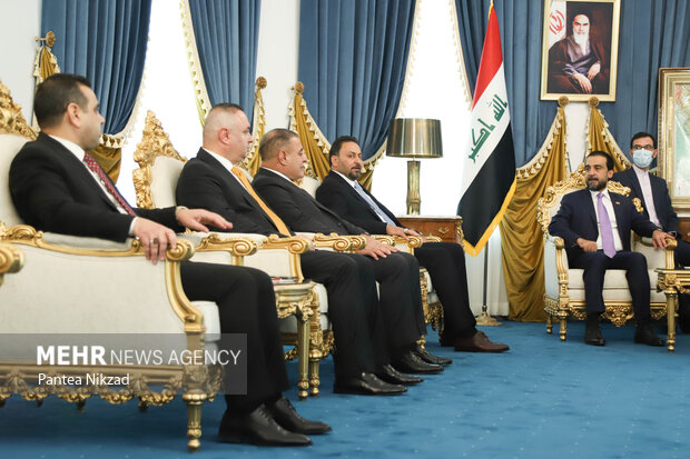  رئیس پارلمان عراق در حال معرفی تیم همراه خود به علی شمخانی، دبیر شورای عالی امنیت ملی ایران است