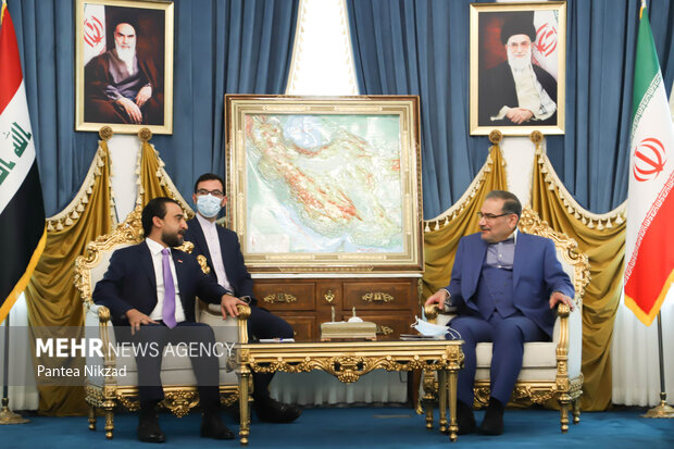 محمد حلبوسی، رئیس پارلمان عراق و علی شمخانی، دبیر شورای عالی امنیت ملی کشور در حال گفتگو با یکدیگر هستند