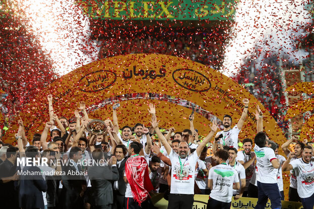 پس از پایان مسابقه و قهرمانی تیم فوتبال نساجی مازندران بازیکنان این تیم در حال شادی بر روی سکوی قهرمانی هستند