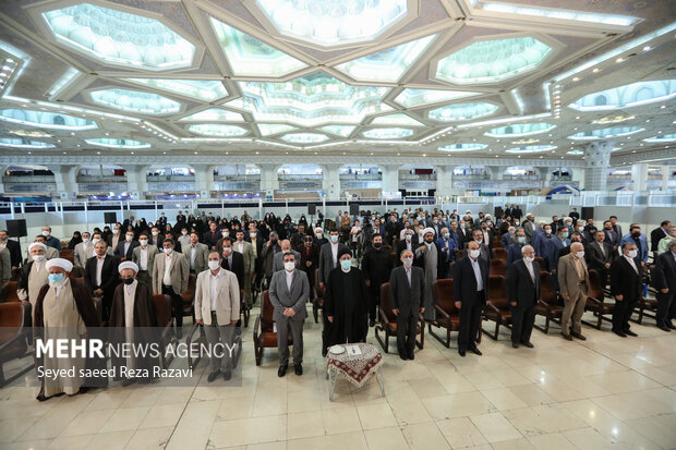   در ابتدای این مراسم حجت الاسلام سید ابراهیم رئیسی رئیس جمهور و سایر مدعوین در حال ادای احترام به سرود مقدس جمهوری اسلامی ایران هستند 