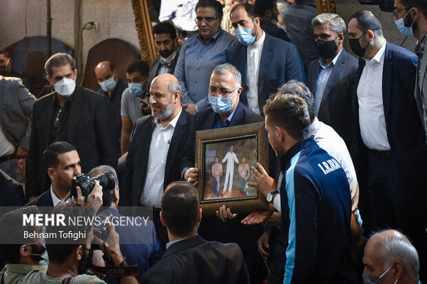 علیرضا زاکانی شهردار تهران در مراسم تقدیر از ورزشکارانی که مقابل حریف اسرائیلی بازی نکردند در زورخانه شهید نامجو برگزار شد حضور دارد
