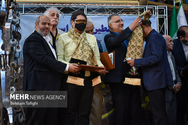 علیرضا زاکانی شهردار تهران در حال تجلیل از ورزشکاران در مراسم تقدیر از ورزشکارانی که مقابل حریف اسرائیلی بازی نکردند  در زورخانه شهید نامجو برگزار شد است
