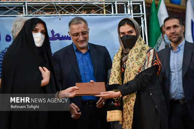 علیرضا زاکانی شهردار تهران در حال تجلیل از ورزشکاران در مراسم تقدیر از ورزشکارانی که مقابل حریف اسرائیلی بازی نکردند  در زورخانه شهید نامجو برگزار شد است
