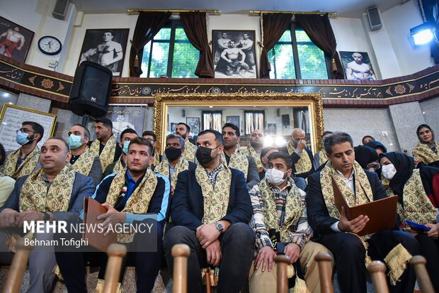 مراسم تقدیر از ورزشکارانی که مقابل حریف اسرائیلی بازی نکردند با حضور علیرضا زاکانی شهردار تهران در زورخانه شهید نامجو برگزار شد.

