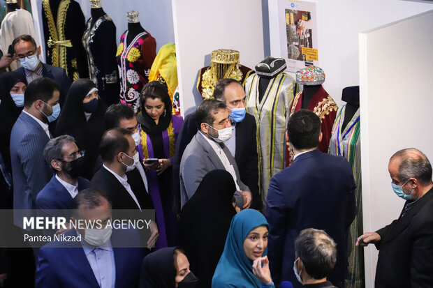 محمد مهدی اسماعیلی وزیر فرهنگ و ارشاد اسلامی در حال بازدید از بخش نمایشگاهی نخستین همایش بین‌المللی پوشاک سنتی جهان اسلام است