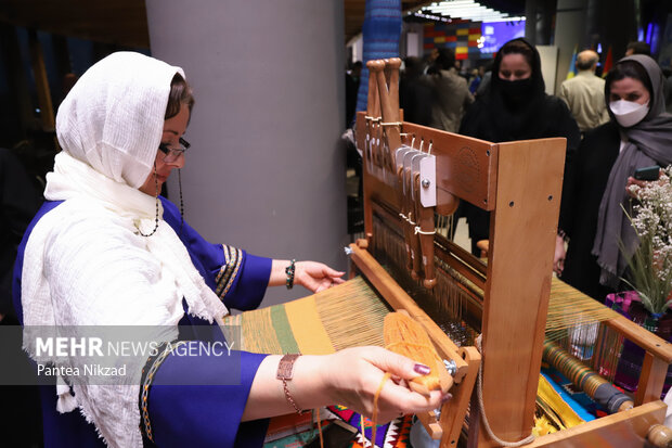 نخستین همایش بین‌المللی پوشاک سنتی جهان اسلام با حضور جمعی از طراحان لباس از سایر کشورهای اسلامی در برج میلاد برگزار شد