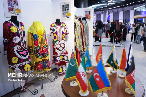نخستین همایش بین‌المللی پوشاک سنتی جهان اسلام با حضور جمعی از طراحان لباس از سایر کشورهای اسلامی در برج میلاد برگزار شد
