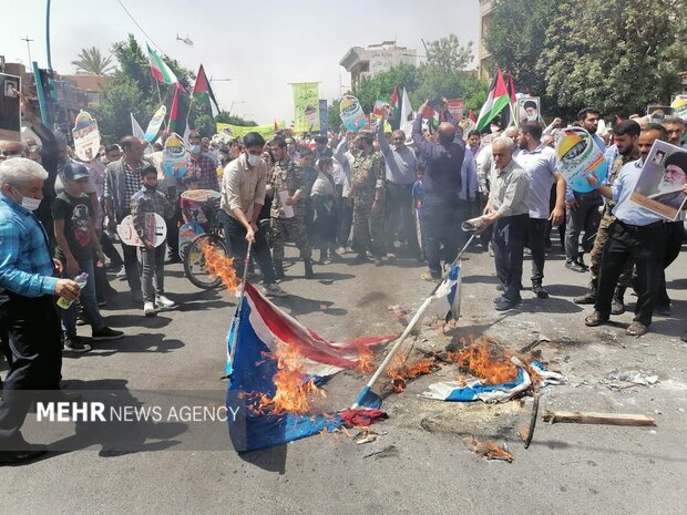 پرچم صهیونیست‌ها در یزد به آتش کشیده شد