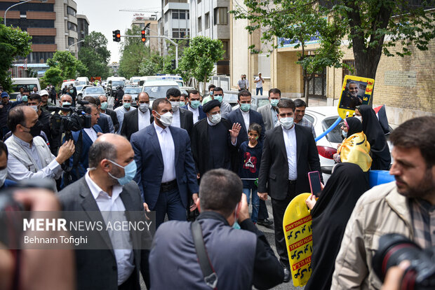 حجت الاسلام سید ابراهیم رئیسی صبح امروز  جمعه ۹ اردیبهشت ۱۴۰۱ در مراسم راهپیمایی روز قدس در تهران حضور پیدا کرد