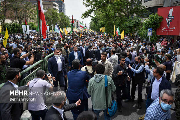 حجت الاسلام سید ابراهیم رئیسی صبح امروز  جمعه ۹ اردیبهشت ۱۴۰۱ در مراسم راهپیمایی روز قدس در تهران حضور پیدا کرد