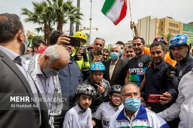 حمید سجادی وزیر ورزش و جوانان در مراسم راهپیمایی روز جهانی <a href='https://sayeb.ir/tag/%d9%82%d8%af%d8%b3'>قدس</a> در <a href='https://sayeb.ir/tag/%d8%aa%d9%87%d8%b1%d8%a7%d9%86'>تهران</a> حضور دارد