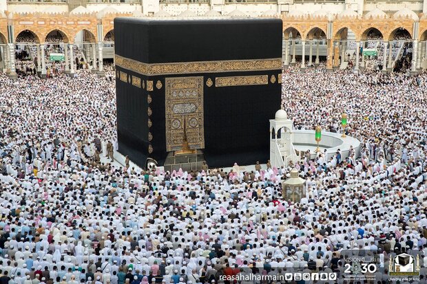 Women Participate in Changing of Kaaba's Kiswa in S. Arabia