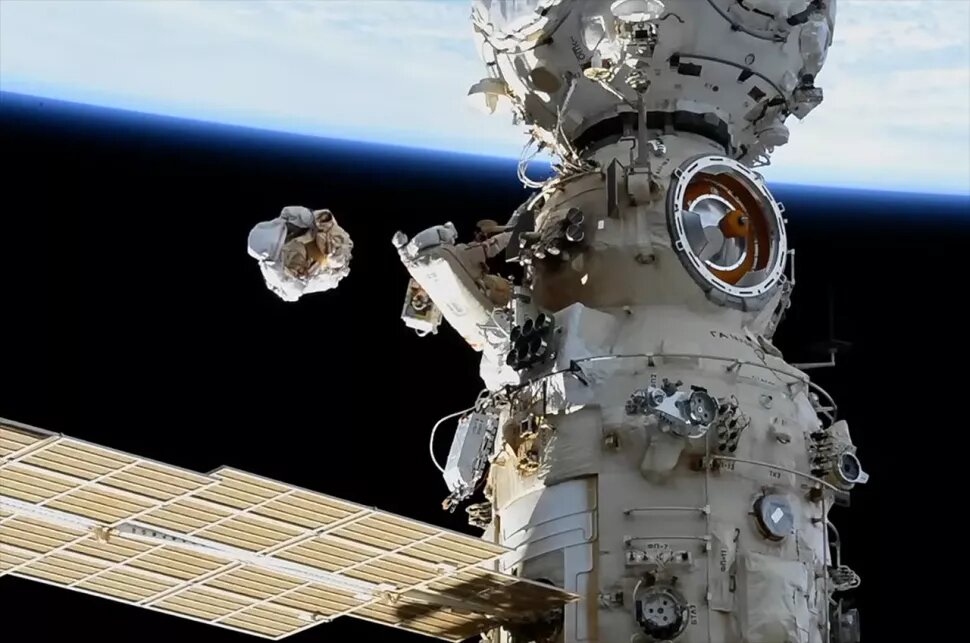 بازوی رباتیک فضانوردان روس در ایستگاه فضایی نصب شد