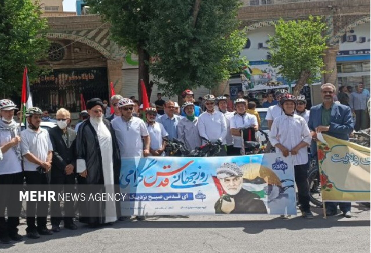 حضور امام جمعه و استاندار یزد در کنار راهپیمایان روز قدس
