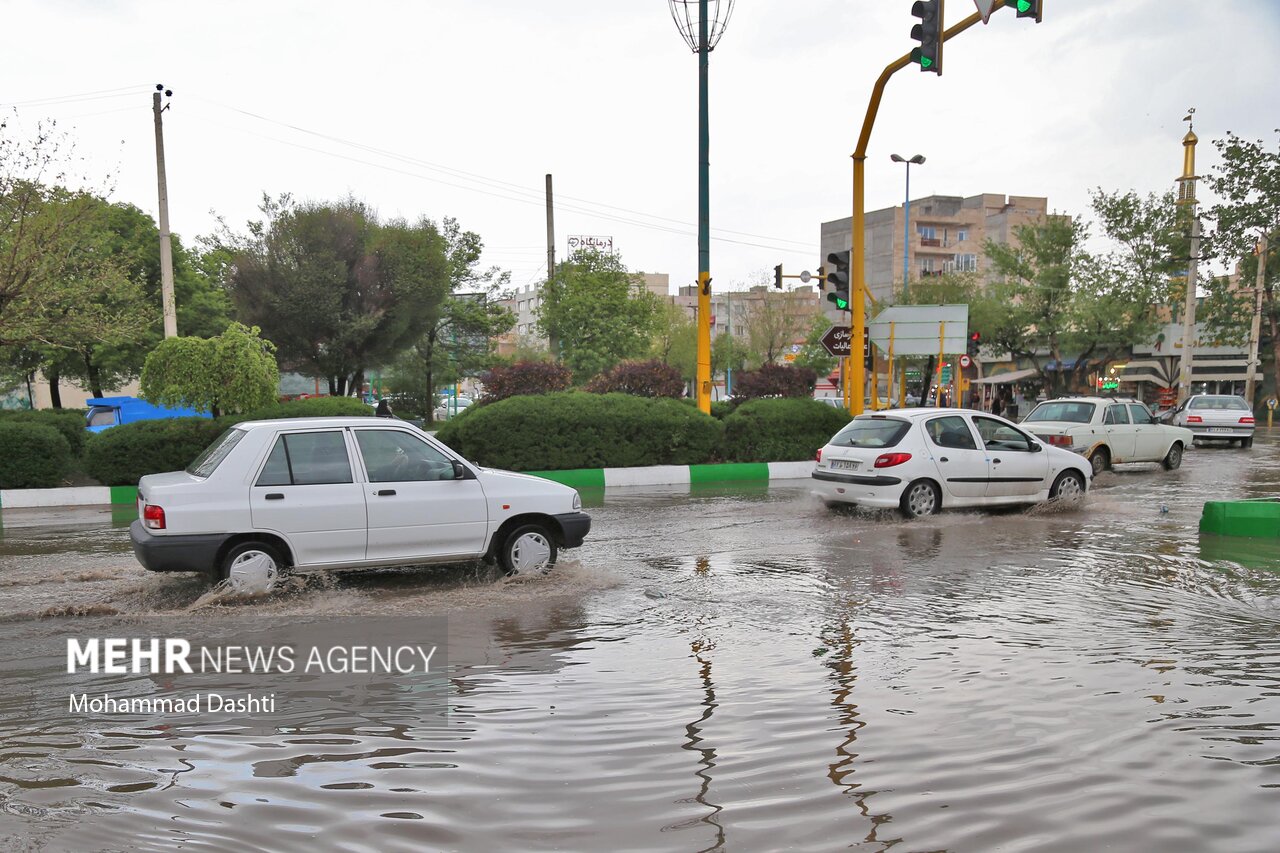 جاده‌های استان سمنان باز هستند/ لغزندگی به دلیل بارش شدید باران