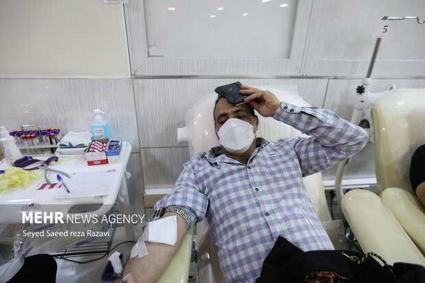 همزمان با فرا رسیدن شب نوزدهم ماه رمضان مردم تهران با حضور در سازمان انتقال خون استان تهران با هدف کمک به همنوع و اهدای زندگی به بیماران خون خود را اهدا کردند