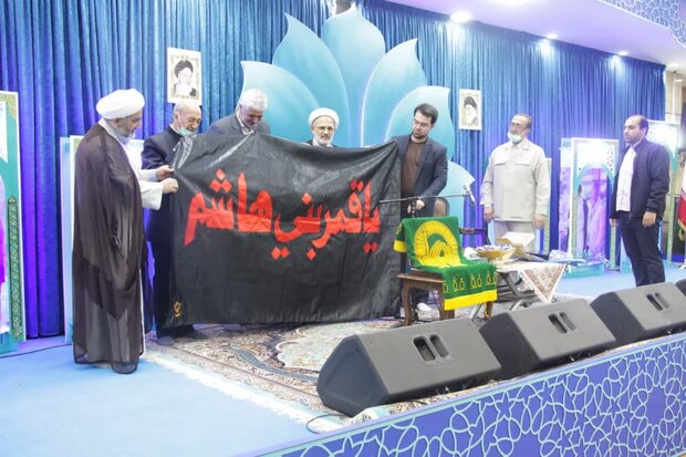 پرچم‌ حرم‌های کربلای معلی به یک مؤسسه قرآنی اهدا شد