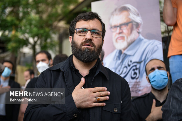 احسان حمد حسنی رئیس سازمان هنری رسانه ای اوج در مراسم وداع با پیکر نادر طالب زاده حضور دارد