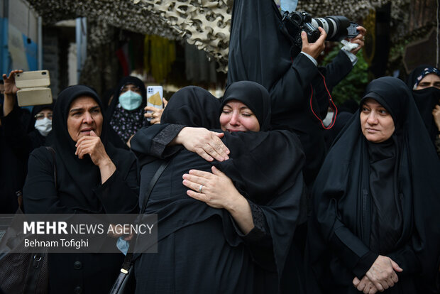 مراسم وداع با پیکر نادر طالب زاده مجری، مستندساز و تهیه کننده عصر شنبه ۱۰ اردیبهشت ماه ۱۴۰۱، در معراج شهدای تهران، برگزار شد.
