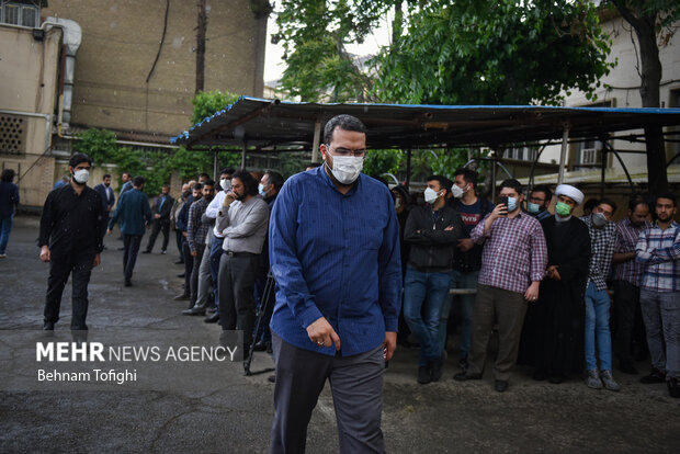  محمد مهدی دادمان رئیس حوزه هنری در مراسم وداع با پیکر نادر طالب زاده حضور دارد