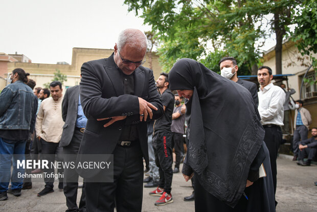 مراسم وداع با پیکر نادر طالب زاده مجری، مستندساز و تهیه کننده عصر شنبه ۱۰ اردیبهشت ماه ۱۴۰۱، در معراج شهدای تهران، برگزار شد.
