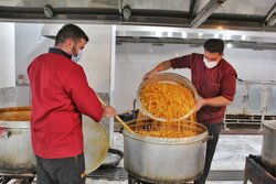 پخت و توزیع غذای نذری در مصلی امام خمینی (ره) شهرکرد