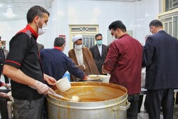 پخت و توزیع روزانه ۱۲۰۰ پرس غذای نذری در مصلی امام (ره) شهرکرد