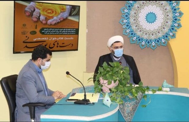 نشست کتاب خوان «دست‌های بوسیدنی» در مشهد برگزار شد