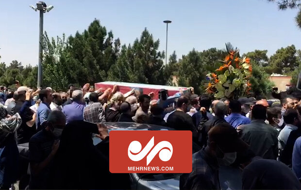 ورود پیکر مرحوم «نادر طالب‌زاده» به بهشت‌ زهرا برای برگزاری مراسم