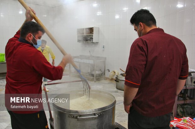 پخت و توزیع غذای نذری در مصلی امام خمینی (ره) شهرکرد