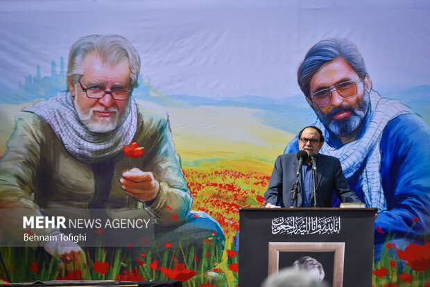 حسن رحیم پور ازغدی در حال سخنرانی در مراسم تشییع پیکر نادر طالب‌زاده است 