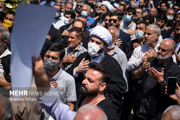 حجت الاسلام محمد قمی رئیس سازمان تبلیغات اسلامی در مراسم تشییع پیکر نادر طالب‌زاده حضور دارد