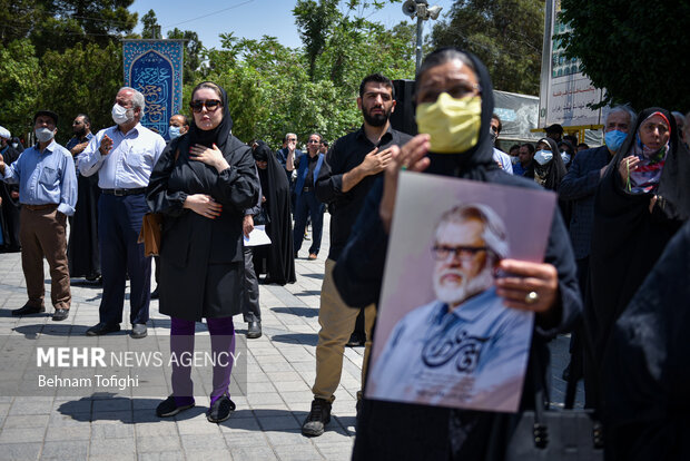 مراسم تشییع پیکر نادر طالب‌زاده صبح امروز یکشنبه ۱۱ اردیبهشت ۱۴۰۱ از مقابل مسجد بلال سازمان صدا و سیما برگزار شد