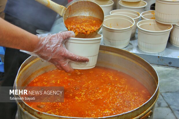 ۱۱۰ دیگ غذای نذری در ساحل بوشهر طبخ می‌شود