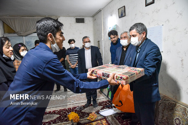 دیدار استاندار فارس با خانواده دانش آموز نخبه شیرازی