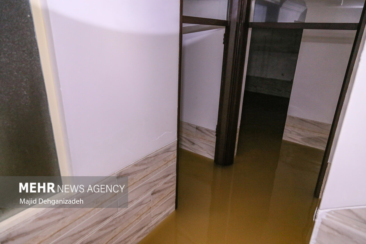 بارش باران، وقوع سیلاب و بالاآمدن فاضلاب منازل شهری در جوانرود