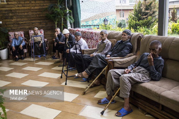 دیدار نماینده ولی فقیه در کردستان با پدران و مادران خانه سالمندان سنندج