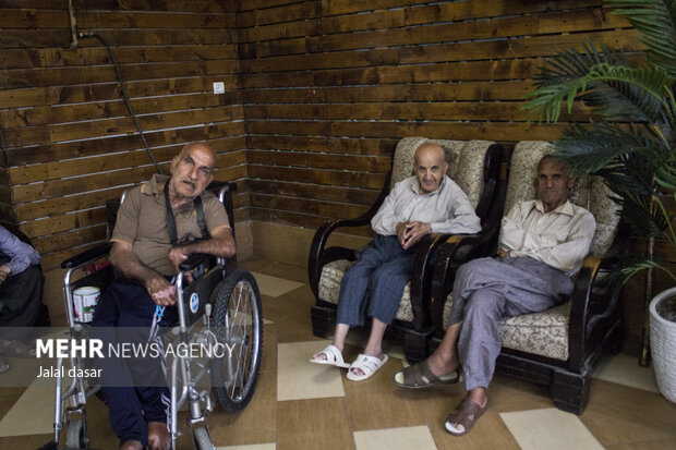 دیدار نماینده ولی فقیه در کردستان با پدران و مادران خانه سالمندان سنندج