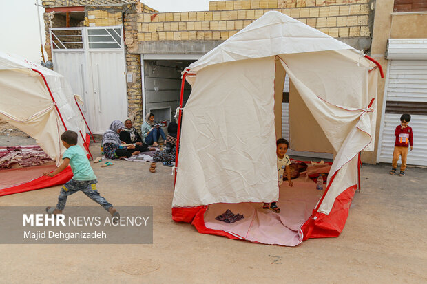 اسکان سیل زدگان یزد در چادرهای امدادی