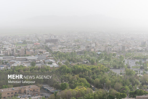 وزش شدید باد همراه با توده گرد و غبار مهمان زنجانی ها می شود