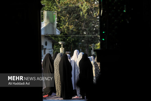 نمازگزاران برای اقامه نماز عید سعید فطر در امام زاده پنج تن لویزان آماده می شوند