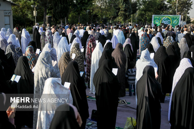 نمازگزاران در حال اقامه نماز عید سعید فطر در امام زاده پنج تن در منطقه لویزان هستند