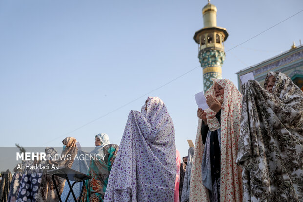 نمازگزاران در حال اقامه نماز عید سعید فطر در امام زاده پنج تن در منطقه لویزان هستند