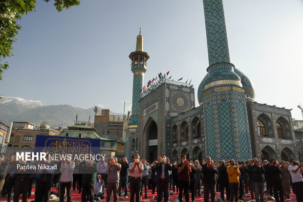 نماز عید فطر صبح روز سه شنبه در آستان مبارک امام زاده صالح (ع) با حضور پرشور مردم برگزار شد